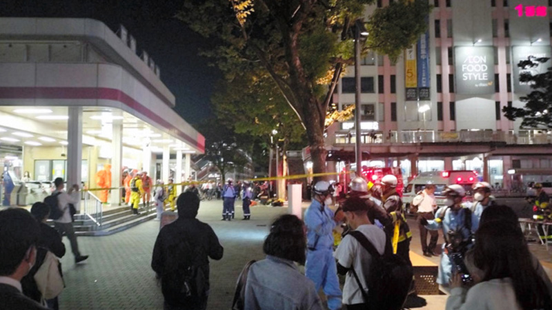 事件直後の阪急塚口駅前の様子。警察官や救急隊が駆けつけて物々しい雰囲気だったという（読者提供）