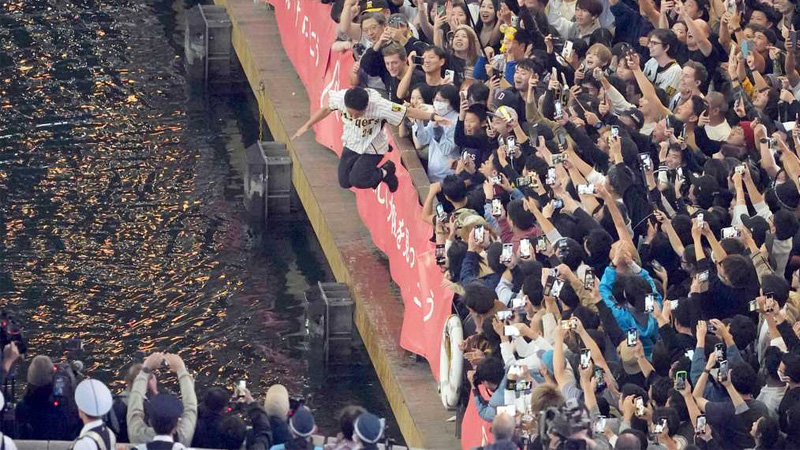 プロ野球阪神の日本一が決まり、道頓堀川に飛び込む男性