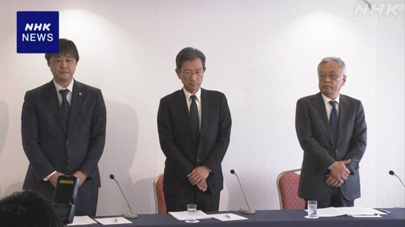 「24時間テレビ」への寄付金着服について、会見で謝罪する日本海テレビの田口晃也会長（右）や西嶌一泰社長（中央）ら